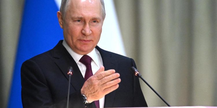 Russia, Putin a oligarchi: “Investite per impedire distruzione economia”