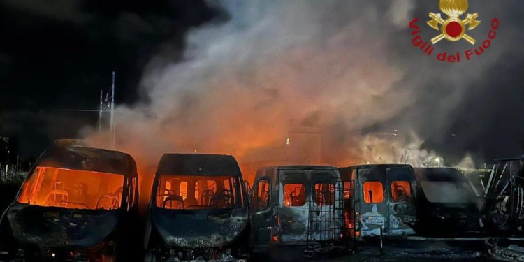 Roma, incendio in deposito scuolabus su via Ostiense: distrutti 22 mezzi