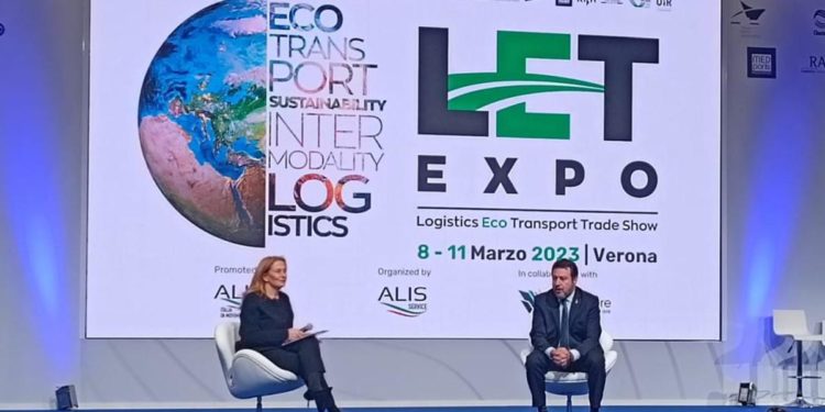 Migranti, Salvini: ‘Non permetto a nessuno di offendere la Guardia Costiera’