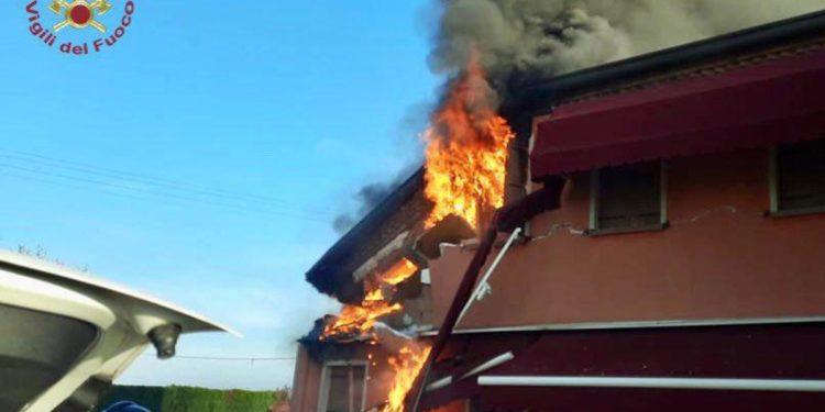 Padova, esplosione e incendio in casa: morta una donna