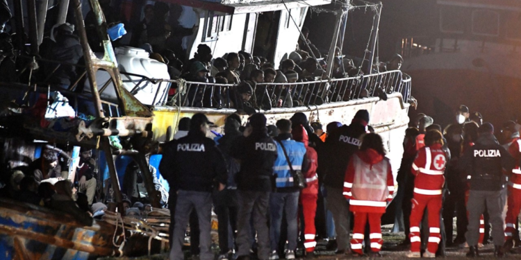 Crotone, finito nella notte lo sbarco di 500 migranti