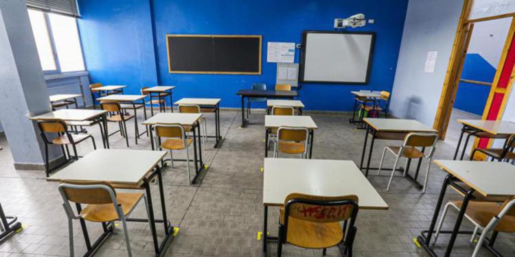 “Voti troppo bassi”, Prof aggredita da madre alunna nel napoletano