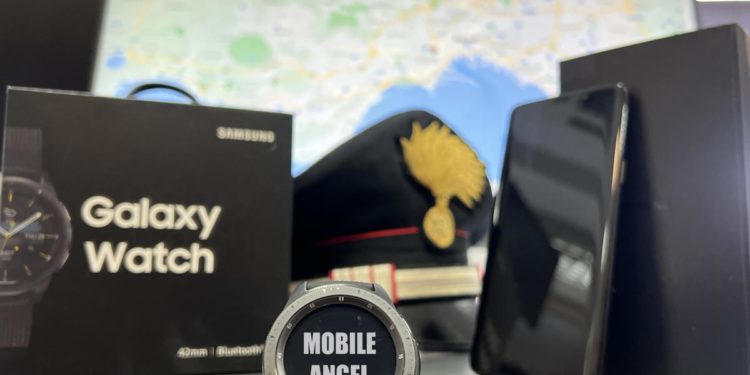 Smartwatch antiviolenza, cos’è: il primo al polso di una donna a Napoli