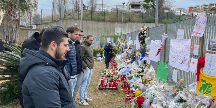 Squadra pallanuoto Crotone rende omaggio a vittime naufragio