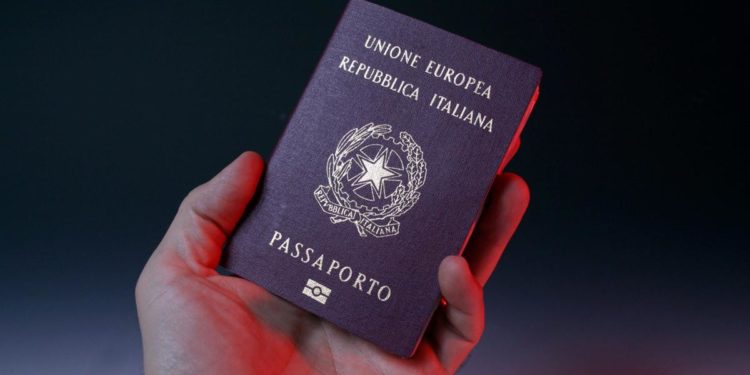 Passaporti in ritardo, problemi risolti: 2,5 milioni nel 2023