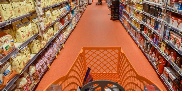 Inflazione frena ma la spesa costa di più: cosa succede ai prezzi