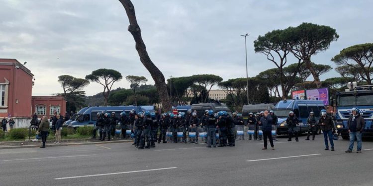 Lazio-Roma, tensione prima del derby: polizia evita scontro
