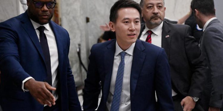 Tik Tok, Ceo al Congresso Usa: “Raccogliamo stessi dati di Fb e Tw”