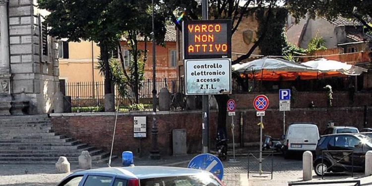 Roma, lite tra ragazzini a Trastevere: “Avevano sampietrini in mano”