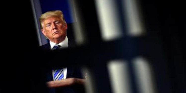 Trump in tribunale martedì: “Il giudice mi odia” L’avvocato: “Niente manette”