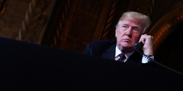 Mazze da golf e pugnale da 24mila dollari, i regali ‘nascosti’ da Trump