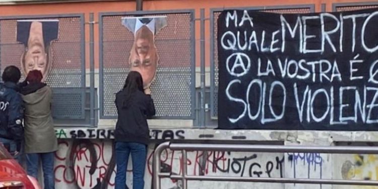 Milano, Valditara e Meloni a testa in giù: striscione davanti al liceo Carducci