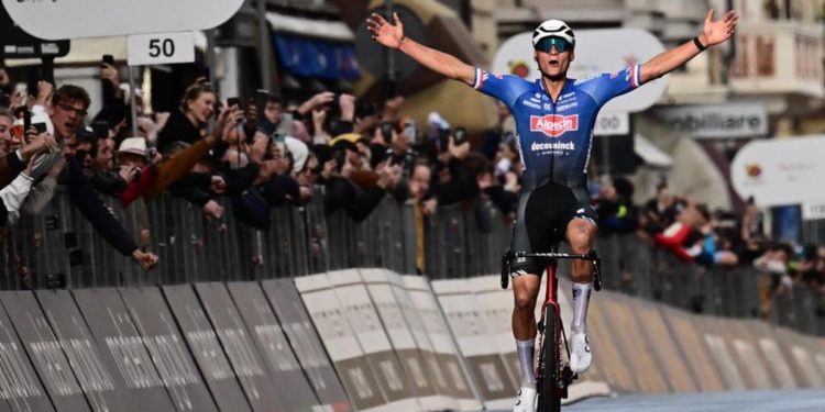 Milano-Sanremo 2023, Van der Poel vince e Ganna secondo