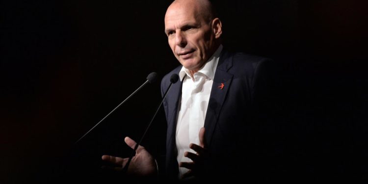 Grecia, ex ministro Varoufakis aggredito e ferito ad Atene