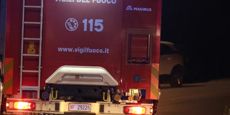 Milano, a fuoco alcune baracche a Rozzano: 1 morto