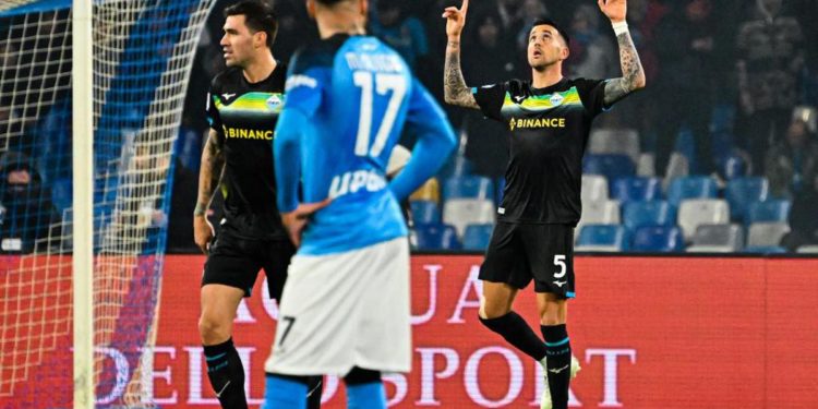 Napoli-Lazio 0-1, gol di Vecino: la capolista si ferma