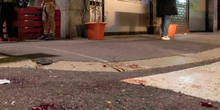 Milano, passanti accoltellati in rapine: chi è l’aggressore