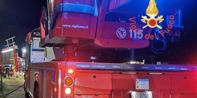 Taranto, esplosione davanti a falò abusivo San Giuseppe: diversi feriti