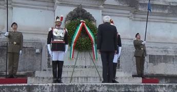 25 aprile, Mattarella rende omaggio all’Altare della Patria
