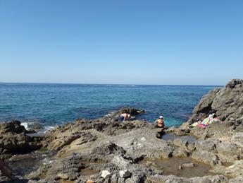 Al Circeo scala della Rinascente distrutta e bagni sugli scogli a rischio. La sindaca: “La ricostruiremo”