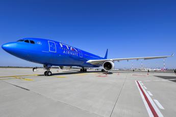 Barba, capelli e gioielli: le regole Ita Airways per piloti e hostess