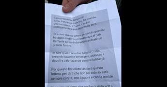 Berlusconi ricoverato, 17enne consegna lettera per il Cav: “Nessuno può prendere suo posto”