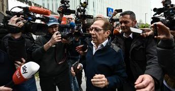 Berlusconi ricoverato, il fratello Paolo in visita: “Tutto bene”