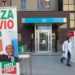 Berlusconi, supporter napoletano porta Madonna con lumino: “Speriamo lo salvi”