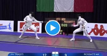 Fair play e scherma: rivale si fa male, lei rinuncia a vittoria – Video