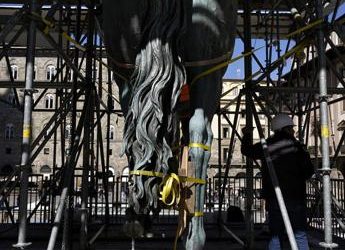 Firenze: in piazza Signoria sollevato il cavallo di Cosimo I per il restauro