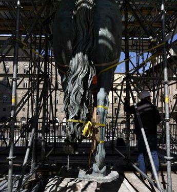 Firenze: in piazza Signoria sollevato il cavallo di Cosimo I per il restauro