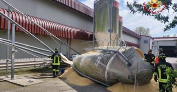 Forlì, con l’auto contro un silos che li travolge: morta 18enne e i due fratellini