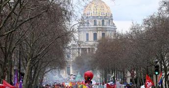 Francia, centinaia di migliaia in piazza contro riforma pensioni: 13 aprile nuova mobilitazione