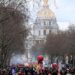 Francia, centinaia di migliaia in piazza contro riforma pensioni: 13 aprile nuova mobilitazione