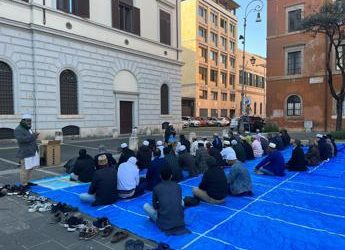 In piazza Mastai comunità bengalese di Trastevere festeggia fine Ramandan