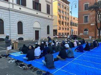 In piazza Mastai comunità bengalese di Trastevere festeggia fine Ramandan