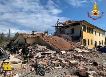 Lucca, crolla abitazione per scoppio bombola gas: un morto