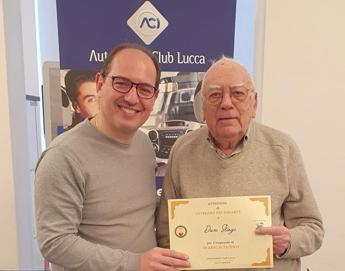 Lucca, rinnova la patente a 99 anni. L’Aci lo premia