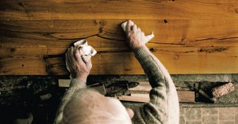 Made in Italy: da rivestimenti a riciclo, il legno dell’artigianato è anticrisi