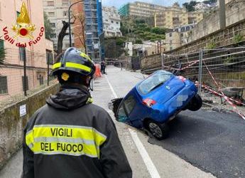 Maltempo, voragine inghiotte auto a Napoli