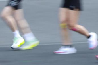 Maratona col trucco, atleta sale in auto e arriva terza