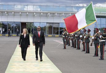 Migranti, Meloni: “Via la protezione speciale”