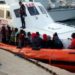 Migranti, raffica di sbarchi a Lampedusa. Barca si capovolge: un morto