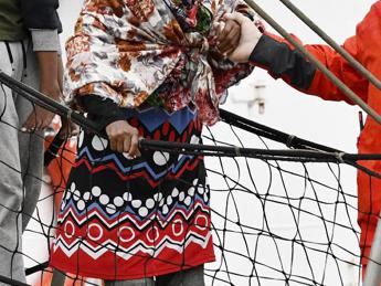 Migranti, superstite racconta orrore Libia: “Spogliata, appesa a un gancio e torturata”