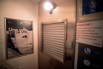 Milano, il neonatologo: “Enea era avvolto in copertina verde, vorrei parlare alla mamma”