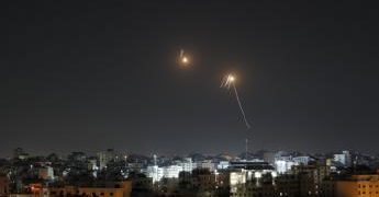 Mo, bombardamenti Israele in Libano e Gaza: colpiti siti Hamas