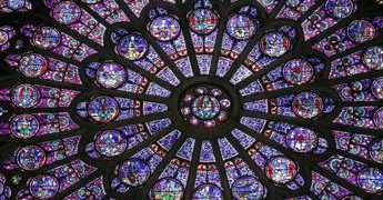Notre-Dame risorge dall’incendio: entro luglio tornano le vetrate