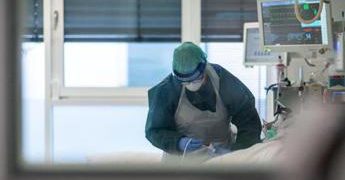 Rapporto Istat, Covid ha ridotto di 1 anno speranza di vita