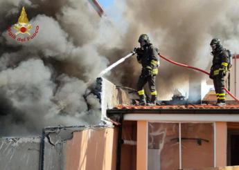 Roma, incendio in ex falegnameria a Corcolle: evacuate case vicine