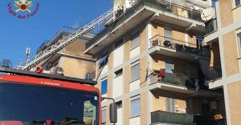 Roma, incendio oggi a Centocelle: salvati due bambini e un uomo